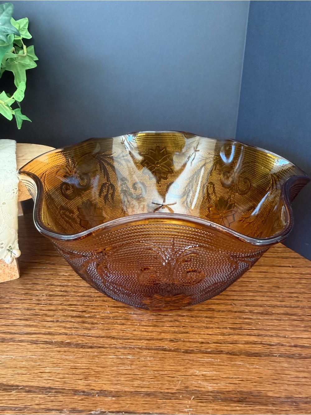Vintage‎ Amber Glass Ruffled Bowl Sandwich Pattern 10"